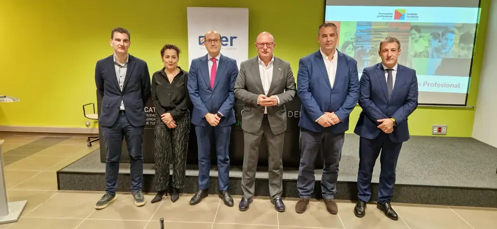 De izquierda a derecha: El director general de FP, Luis Calatayud; la directora del Servicio de Planificación en Integración de la FP, Esther Monterrubio; el secretario general de la CEN, Carlos Fernández; el consejero Gimeno; el presidente de AER; Rafael Loscos; y el responsable de formación de CEN, Javier Iradiel. GN