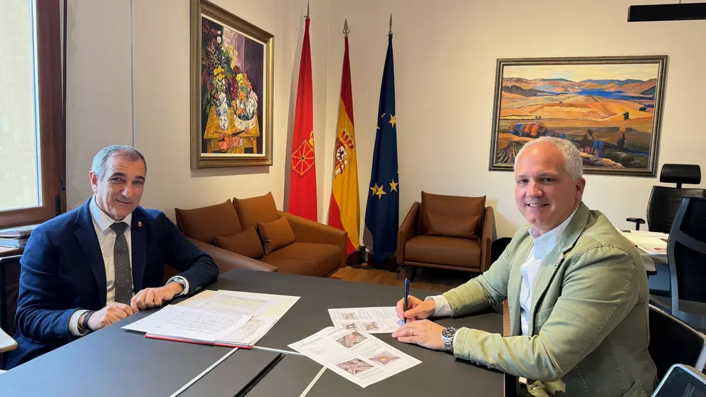 El consejero Chivite y el alcalde de Caparroso, en un momento de la reunión. GN