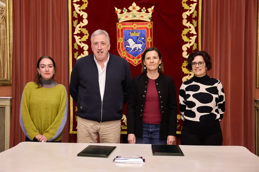 La concejala Zaloa Basabe, el alcalde Joseba Asirón, la directora gerente del INAI / NABI, Patricia Abad, y la subdirectora de Ciudadanía, Empoderamiento y Participación de las Mujeres de la misma entidad, Edurne Jauregi, esta mañana, tras la firma del ‘Pacto local por los cuidados’.
GN