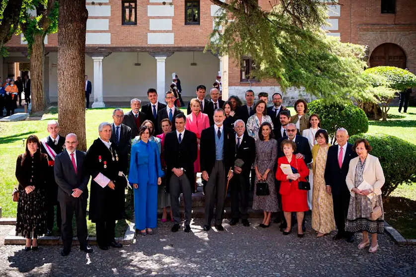 Foto de familia del acto de entrega del Premio Cervantes 2023. POOL MONCLOA