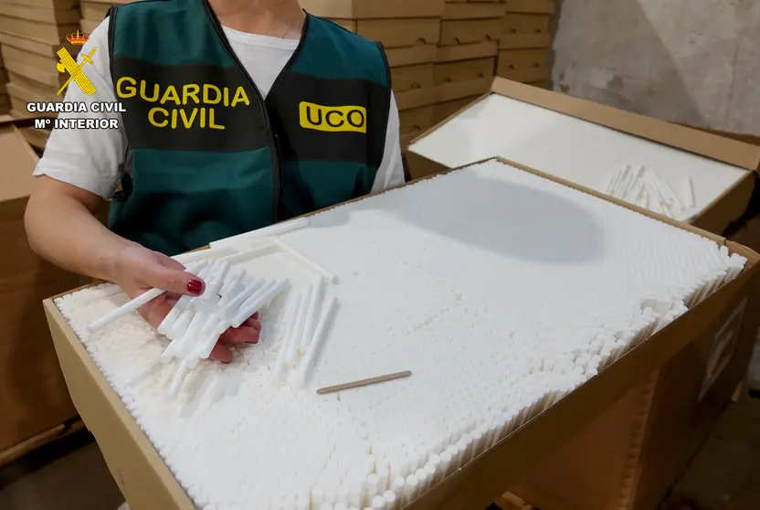 La Guardia Civil interviene cerca de 33 toneladas de hoja de tabaco y 6 millones de cigarrillos falsificados.
Cedida