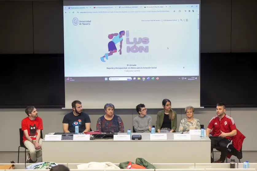 De izquierda a derecha, Ion González, Artiz Huarte, Carmen García, Damaris Fernández, Carmen Rubio y Oier Altuna, durante la III Jornada de Deporte Adaptado de la Universidad de Navarra. Cedida