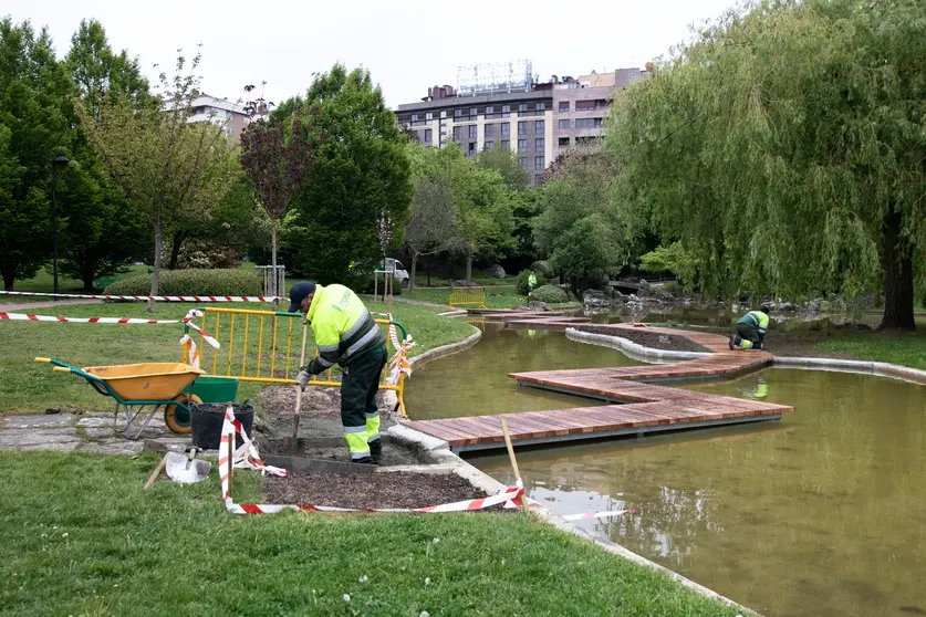 El lago de Yamaguchi estrena nuevas pasarelas fabricadas por el Tajo de Soldadura del Ayuntamiento de Pamplona. AP