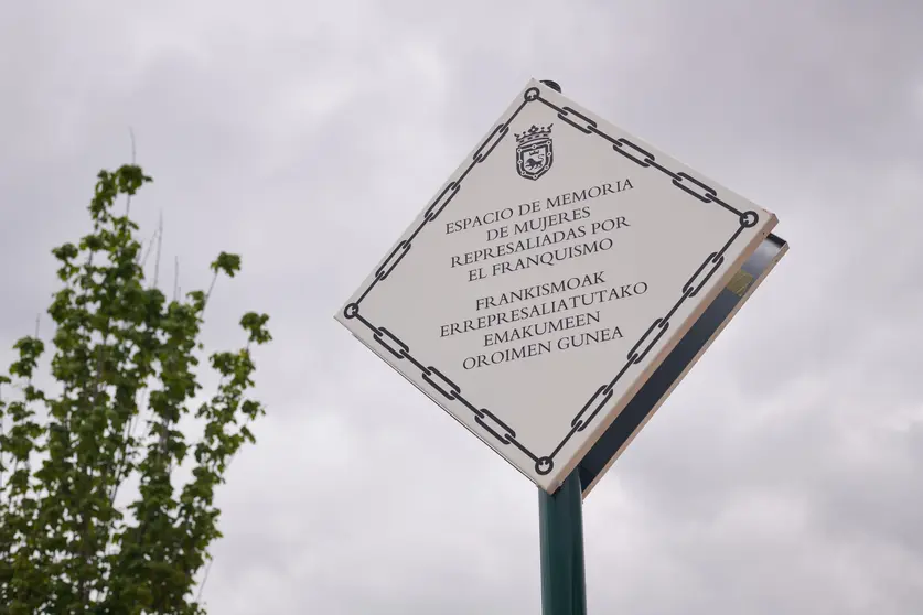 El Ayuntamiento de Pamplona realiza en Txantrea Sur un acto de reconocimiento a mujeres represaliadas por el franquismo en presencia de sus familiares. AP