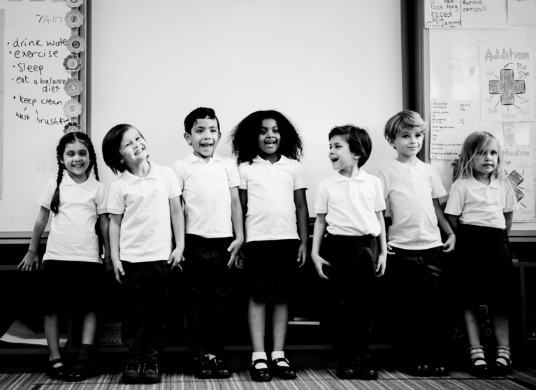 Niños en la escuela de primaria.
Imagen de Freepik