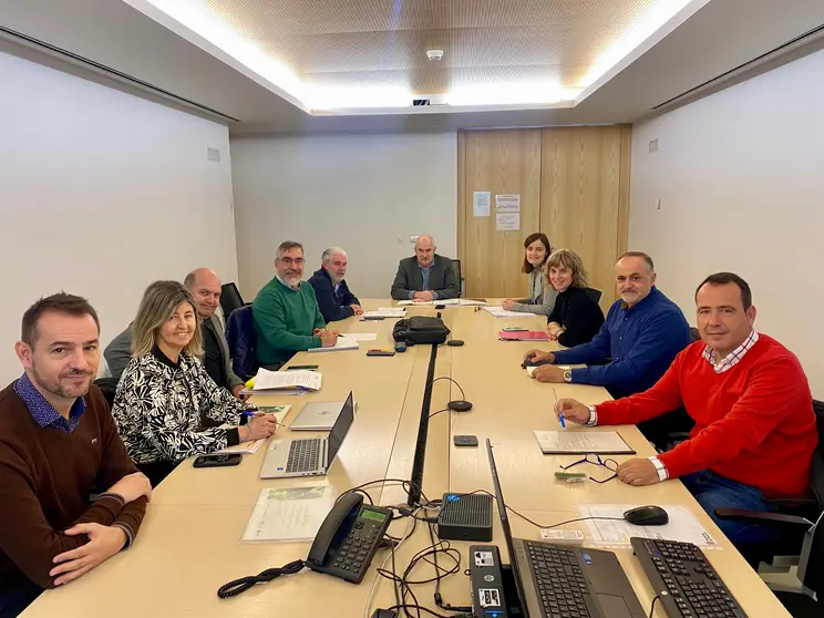 De izquierda a derecha: Luis Goñi y Beatriz Blasco (Sodena); Julio Iturri, jefe de Gabinete del Consejero de Desarrollo Rural y Medio Ambiente; Juan Miguel Villarroel (Foresna); Fermín Olabe, Director del Servicio Forestal y Gestión Cinegética; consejero Aierdi; directora general de Medio Ambiente, Ana Bretaña; Oskia Saldise (Tabsal); y Santos Casajús y Héctor Alonso (Ademan). GN