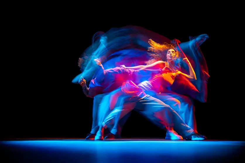 Día Internacional de la Danza - Exhibición de danza.
<a href="https://www.freepik.es/foto-gratis/retrato-dinamico-joven-mujer-bailando-hiphop-aislado-sobre-fondo-negro-efecto-luces-mixtas_27425932.htm#fromView=search&page=1&position=0&uuid=58c68e66-cfdd-4214-a9df-6a2ff51c895f">Imagen de master1305 en Freepik</a>