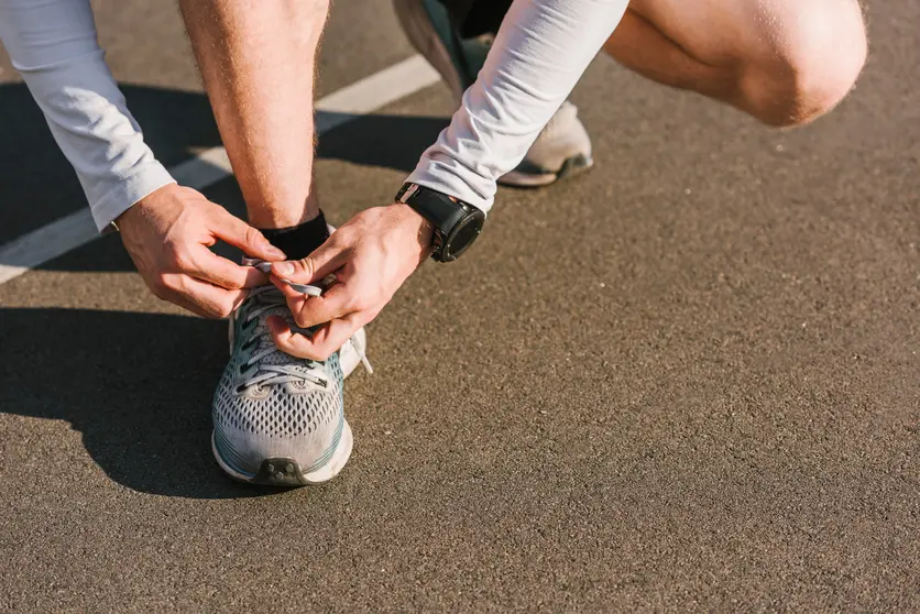 Carrera solidaria.
<a href="https://www.freepik.es/foto-gratis/primer-plano-hombre-que-ata-sus-cordones-zapatos_5127351.htm#fromView=search&page=1&position=21&uuid=655f301f-e381-4c92-8a67-951da2500997">Imagen de freepik</a>