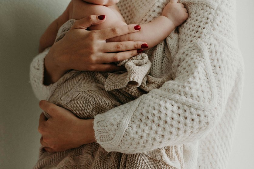 Madre cogiendo a su bebé.
Foto de Kristina Paukshtite: https://www.pexels.com/es-es/foto/madre-sosteniendo-a-su-bebe-3270224/