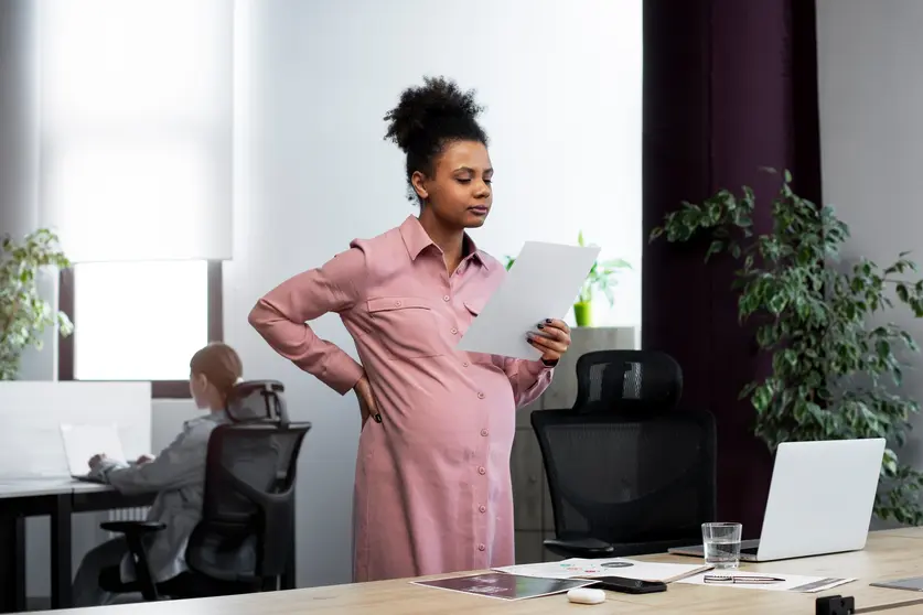 Mujer trabajando en una oficina.
<a href="https://www.freepik.es/foto-gratis/mujer-embarazada-tiro-medio-sosteniendo-papel_23455118.htm">Imagen de freepik</a>