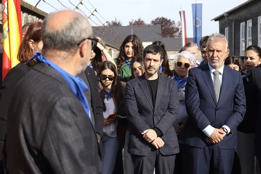 Los ministros de Derechos Sociales, Consumo y Agenda 2030, Pablo Bustinduy, y de Política Territorial y Memoria Democrática, Ángel Víctor Torres, en el acto de conmemoración del 79º aniversario de la liberación del campo de concentración de Mauthausen. POOL MONCLOA