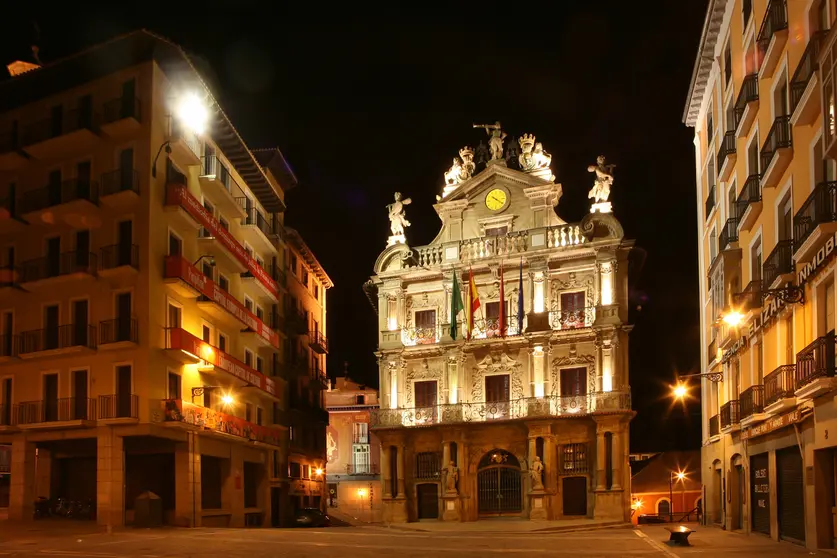 La fachada de la Casa Consistorial se ilumina este lunes en color amarillo por la celebración del Día Mundial de la Osteogénesis Imperfecta. AP