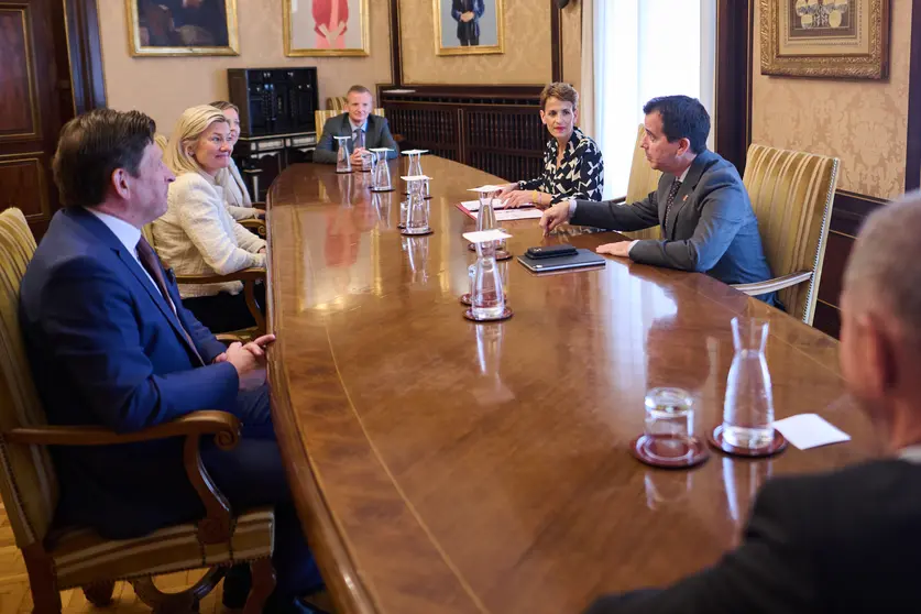 La Presidenta Chivite y el consejero Irujo se reúnen con los responsables de Volvo Buses.
Gobierno de Navarra