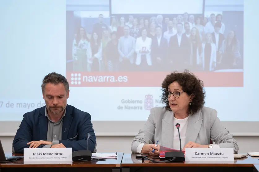 De izquierda a derecha: el director general de Economía Social y Trabajo, Iñaki Mendióroz, y la consejera Maeztu, durante la reunión. GN