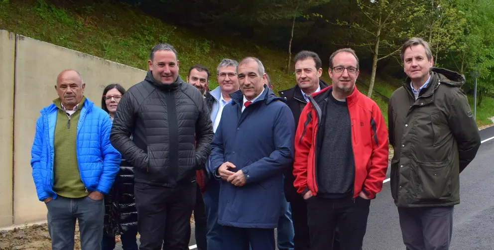 Visita del consejero Chivite a la obra ya finalizada, junto a personal técnico de su departamento, de la empresa que ha realizado la obra y representantes municipales de la zona. GN