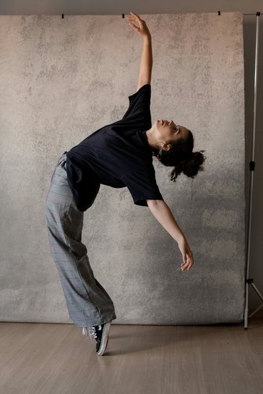 Foto de Caroline Veronez: https://www.pexels.com/es-es/foto/mujer-bailando-estudio-baile-10153211/