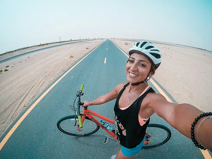 Foto de The Lazy Artist Gallery: https://www.pexels.com/es-es/foto/mujer-sosteniendo-bicicleta-en-la-carretera-asfaltada-1289107/