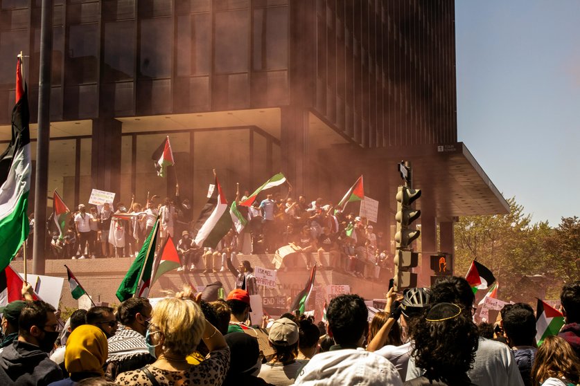 Manifestación en Gaza.
Foto de Chrisna Senatus: https://www.pexels.com/es-es/foto/ciudad-edificio-banderas-multitud-7918088/