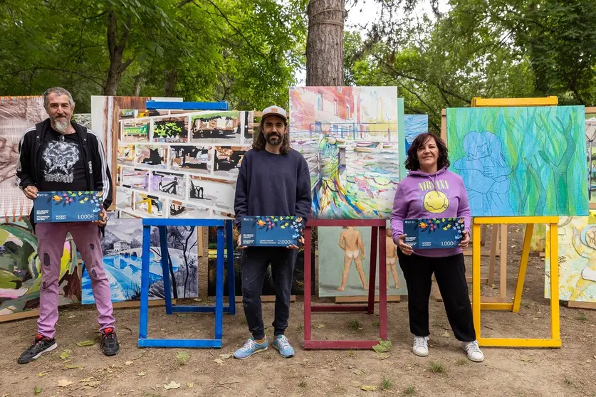 De izquierda a derecha, Manuel Fern&aacute;ndez (acc&eacute;sit), &Aacute;lvaro Gil (primer premio) y Zuri&ntilde;e Coronado (acc&eacute;sit) junto a sus obras.
Imagen de Jes&uacute;s Caso