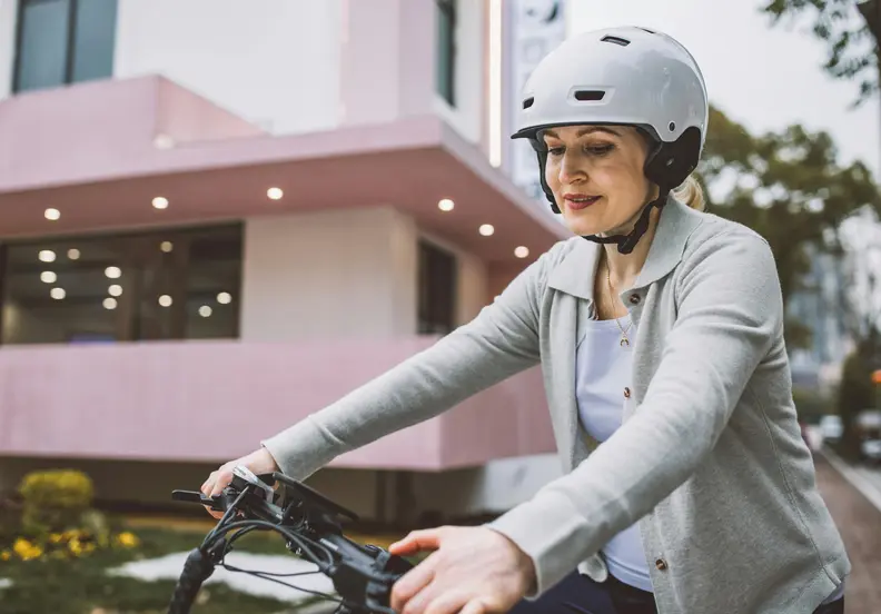 Mujer en bicicleta.
Pexels