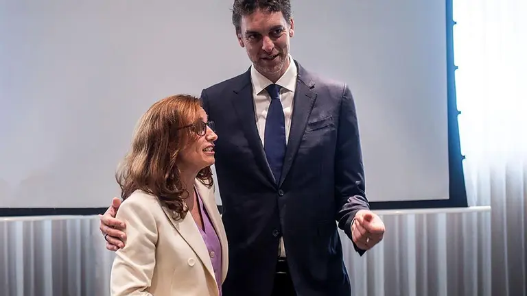 La ministra de Sanidad, M&oacute;nica Garc&iacute;a, junto a Pau Gasol. POOL MONCLOA