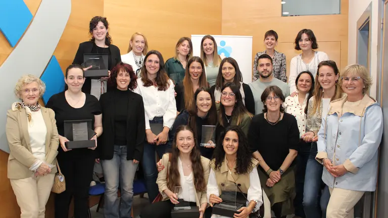 Las nuevas enfermeras especialistas, junto a Carmen Asiain (izquierda) y Blanca Mar&iacute;n (derecha), quienes ejercieron de madrinas en el acto de reconocimiento del Colegio. Cedida