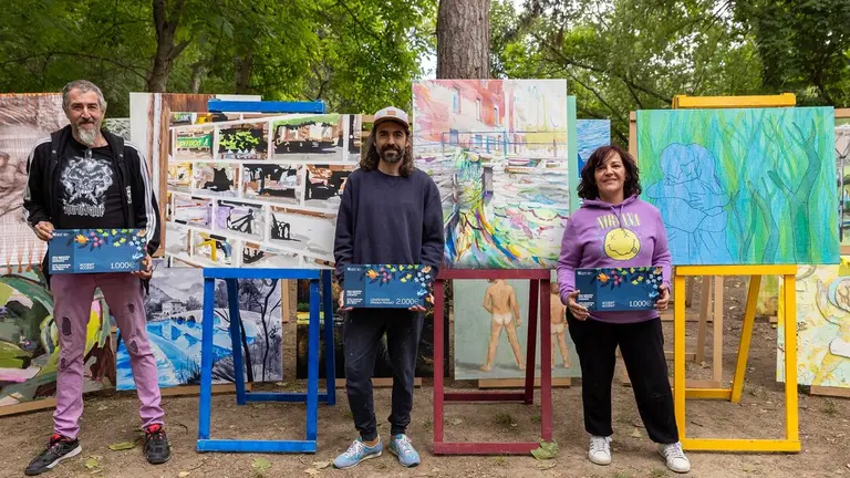 De izquierda a derecha, Manuel Fern&aacute;ndez (acc&eacute;sit), &Aacute;lvaro Gil (primer premio) y Zuri&ntilde;e Coronado (acc&eacute;sit) junto a sus obras.
Imagen de Jes&uacute;s Caso