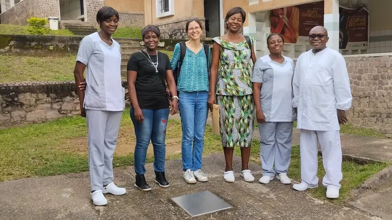 La profesora Silvia Carlos en el centro de Salud Eliba con parte del equipo de enfermer&iacute;a y laboratorio implicado en el programa. Universidad de Navarra