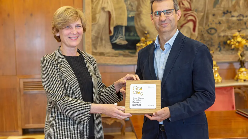 La rectora Mar&iacute;a Iraburu entrega una placa conmemorativa a Bruno Bernal, antiguo alumno de Tecnun-Escuela de Ingenier&iacute;a. Universidad de Navarra