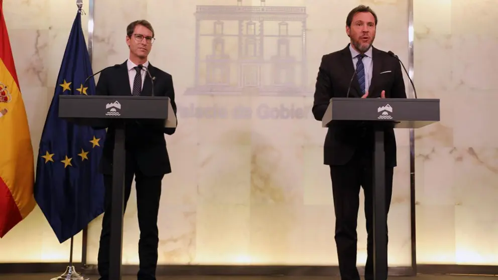 El ministro de Transportes y Movilidad Sostenible, &Oacute;scar Puente, junto al presidente de La Rioja, Gonzalo Capell&aacute;n de Miguel. POOL MONCLOA