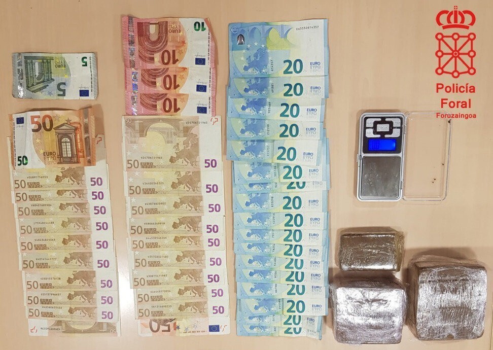 Placas de Hachís y dinero intervenido en la Rochapea. POLICÍA FORAL