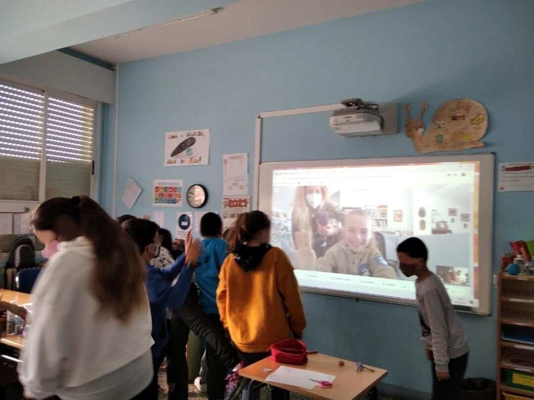 Elvia despidiendose de los alumnos  de Galicia pix